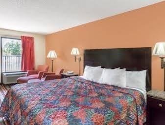 Days Inn By Wyndham Sanford Zewnętrze zdjęcie